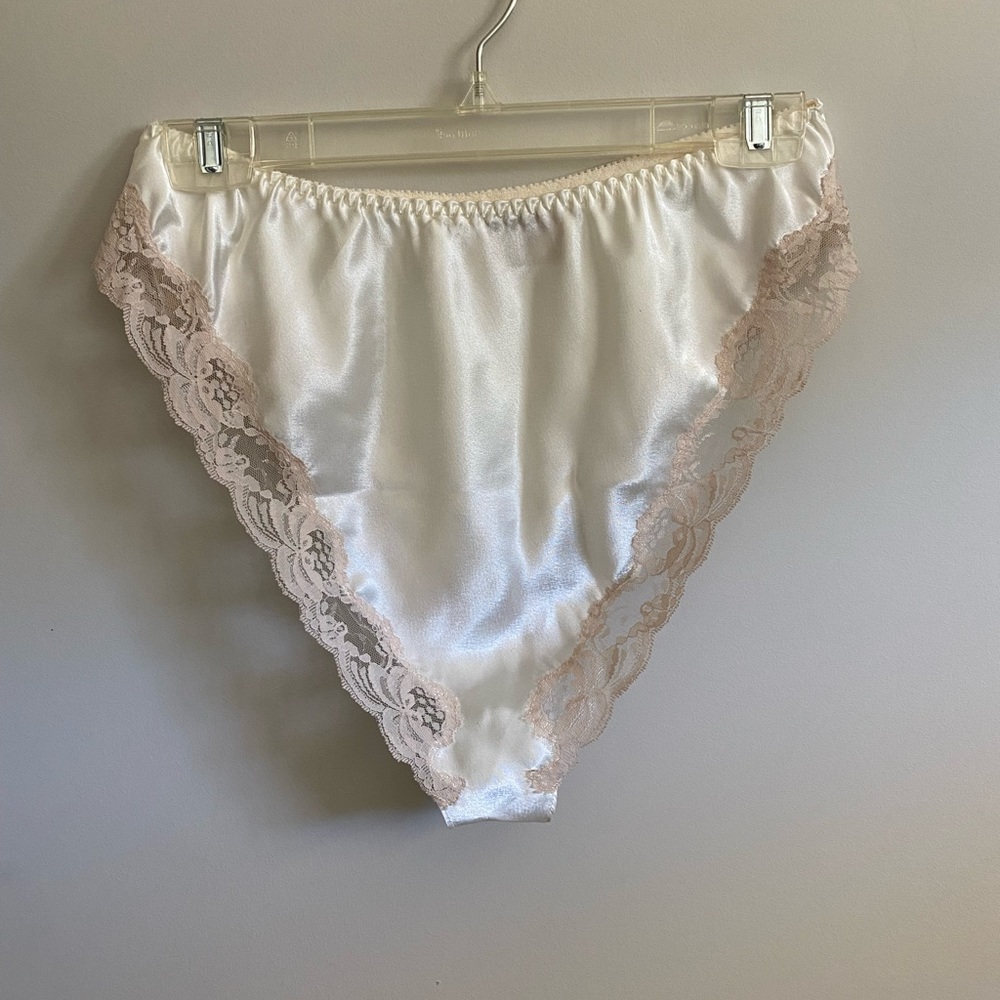 Victoria’s Secret Gold Label Vintage Camisole and Tap Pants size M - Picture 9 of 11